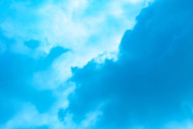 Gökyüzü ve bulutlar ruh göre şekli Dönüştür.