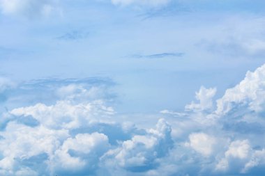 Güzel mavi gökyüzü arka plan şablonu ile giriş kısa mesaj için biraz boşluk.