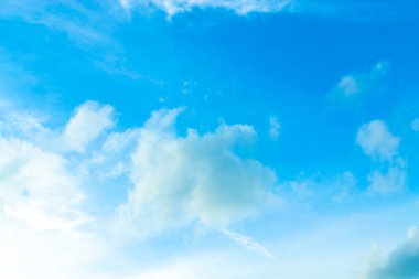 Mavi gökyüzü ile beyaz bulutlar arka planlar, animasyonlar ve resimler için uygun.