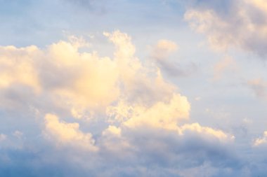  Mavi gökyüzü arka plan ile fantastik beyaz bulutlar