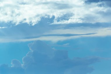 Mavi gökyüzü ve bulutlu.