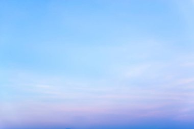 Gökyüzü yavaşça bulutlar mavidir.