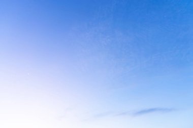 Bulutlar şekil ve hareketi değiştirecek şekilde şekillenir..