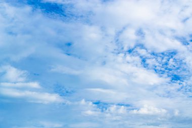 Gökyüzü ve bulutlar ruh göre şekli Dönüştür.