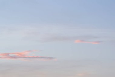 Beyaz bulutlar ve mavi gökyüzü tasarım her türlü için idealdir.