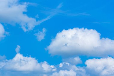 gökyüzü bulutlu rüzgarla hareket.