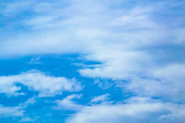 Gökyüzü ve bulutlar ruh göre şekli Dönüştür.