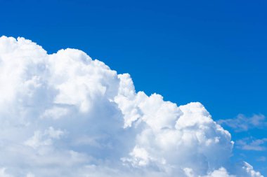 Beyaz bulutlu mavi gökyüzü.