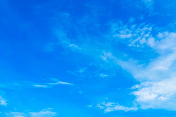 Очистити Блакитне Небо Звичайною Білою Хмарою Простором Тексту — стокове фото
