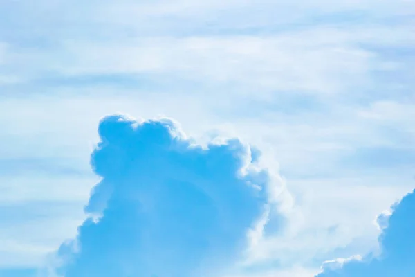 Σύννεφα Στο Μπλε Του Ουρανού Ένα Φωτεινό Ουρανό — Φωτογραφία Αρχείου