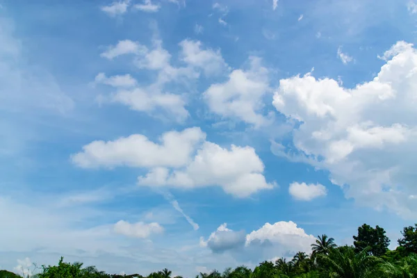 Langit Berwarna Biru Dan Awan Berwarna Putih Langit Berwarna Biru — Stok Foto