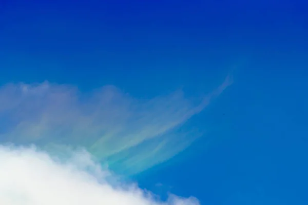 空気雲が青い空にカラフルな抽象的な — ストック写真