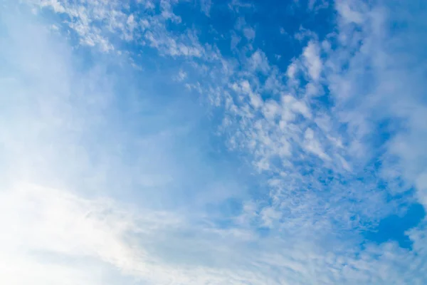 องฟ าเป และเมฆเป ขาว องฟ าเป และท องฟ าเป — ภาพถ่ายสต็อก