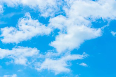  Bit'lik bayt ekonomi fırsat kapısı üstünde bulut.