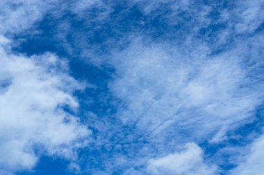  Fotoğraf mavi gökyüzü beyaz bulutlar ile.