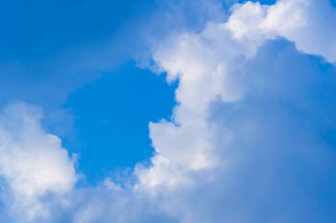 Gökyüzü her gün ve hissediyorum mutlu yolculuk.