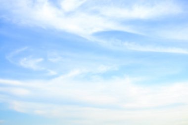 Bulutlar şekil ve hareketi değiştirecek şekilde şekillenir..