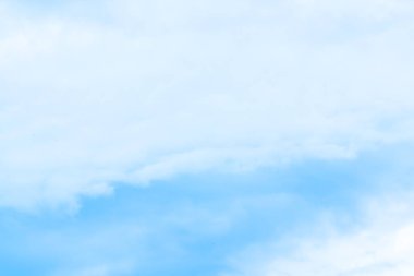 Metin için yer ile düz beyaz bulut ile açık mavi gökyüzü.