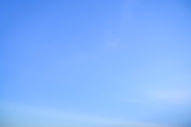 Bulutlar şekil ve hareketi değiştirecek şekilde şekillenir..