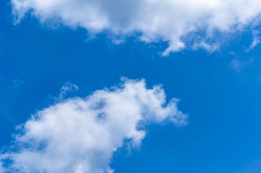 bulutlar mavi gökyüzü ve güneş.