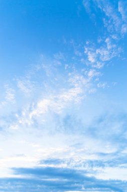 Bulut mavi zemin vardır.