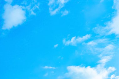  Bir gün gökyüzünde gökyüzünde yüzen.