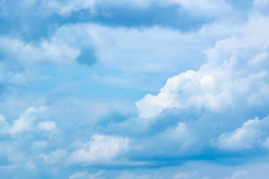 Beyaz bulutlar, mavi gökyüzü göz yenilemek için yağmur sonra.