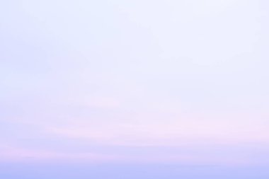  Öğleden sonra sırasında beyaz bulutlar ile mavi gökyüzü.