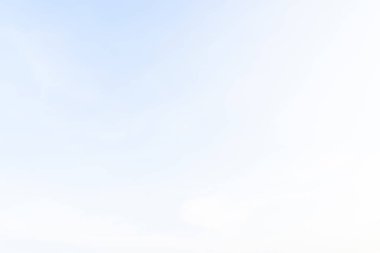 Her günün olayları ile mavi gökyüzünde beyaz bulutlar tahmin etmek zordur.