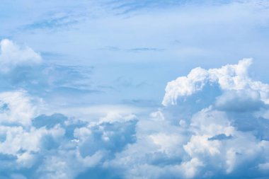 Mavi gökyüzü arka plan küçük bulutlar ile. Mavi gökyüzünde beyaz kabarık bulutlar.