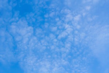  Öğleden sonra sırasında beyaz bulutlar ile mavi gökyüzü.