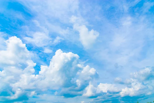 Небо Голубое Облака Белые Каждый День Дышу Свежим Воздухом — стоковое фото