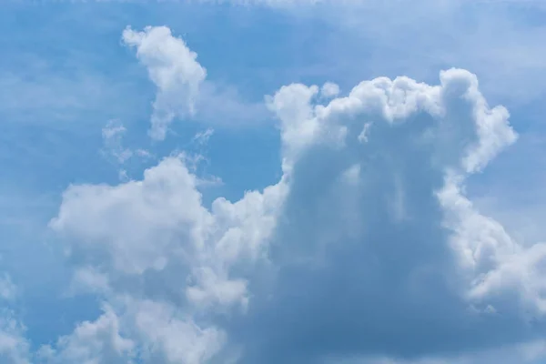 Mavi Gökyüzü Bulutlar Cep Telefonunun Tüm Tasarımlar Için Kapak — Stok fotoğraf