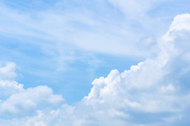 Gökyüzü ve bulutlar ruh göre şekli Dönüştür.