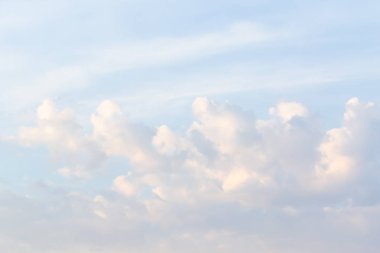 Gökyüzündeki bulutlar doğa için bir ödül olarak renkli ve farklı.