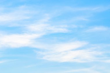 Gökyüzü ile dönüşümlü olarak hareket Gökyüzü mavidir.