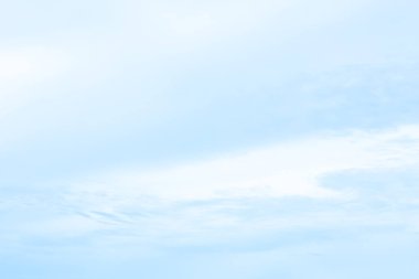  Öğleden sonra sırasında beyaz bulutlar ile mavi gökyüzü.