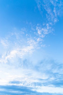 Bulutlar şekil ve hareketi değiştirecek şekilde şekillenir..