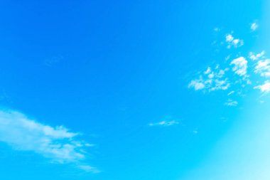 Gökyüzü yavaşça bulutlar mavidir.