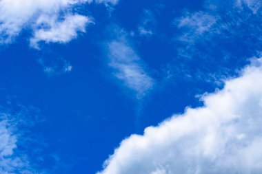 Beyaz bulutların rüzgar mavi gökyüzünde darbeler yavaşça.