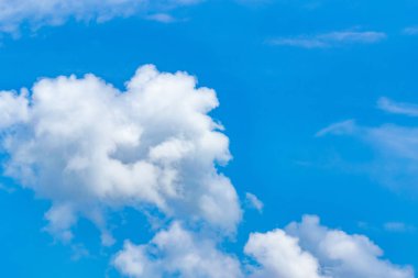 Beyaz bulutlar, mavi gökyüzü göz yenilemek için yağmur sonra.