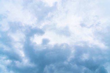 Beyaz bulutların rüzgar mavi gökyüzünde darbeler yavaşça.