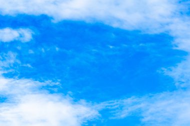 Beyaz bulutların rüzgar mavi gökyüzünde darbeler yavaşça.