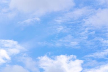 Mavi gökyüzü ve gökyüzünün bulutları dolu olduğunu.