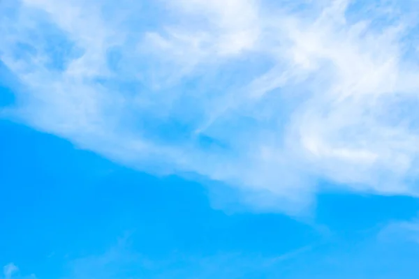 Bílé Mraky Modré Obloze Událostmi Každý Den Jsou Těžké Uhodnout — Stock fotografie