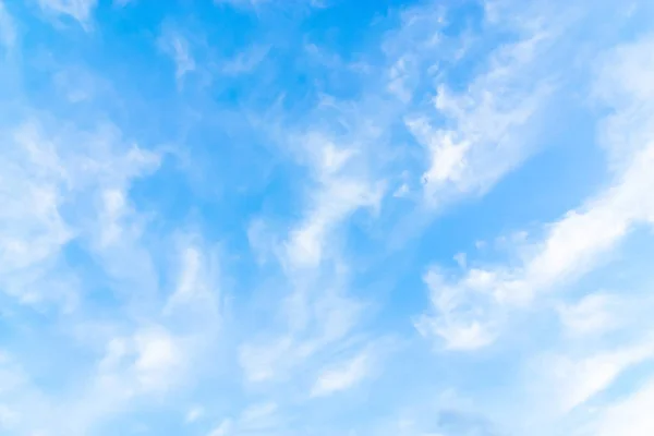 Фото Неба Пухнастими Кумульськими Хмарами — стокове фото