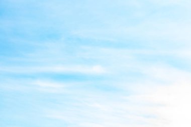 Mavi gökyüzü ve gökyüzünün bulutları dolu olduğunu.