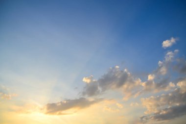 Bulut mavi zemin vardır.