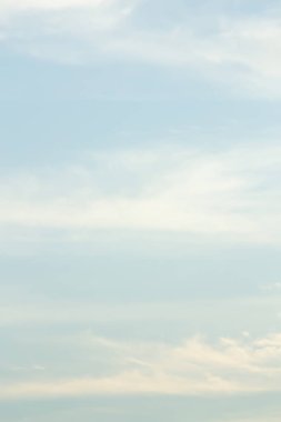 Beyaz bulutlar ve mavi gökyüzü tasarım her türlü için idealdir.