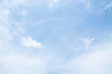 Gökyüzü arka plan, bulutlu bir günde, gökyüzünde yüzen manzara.